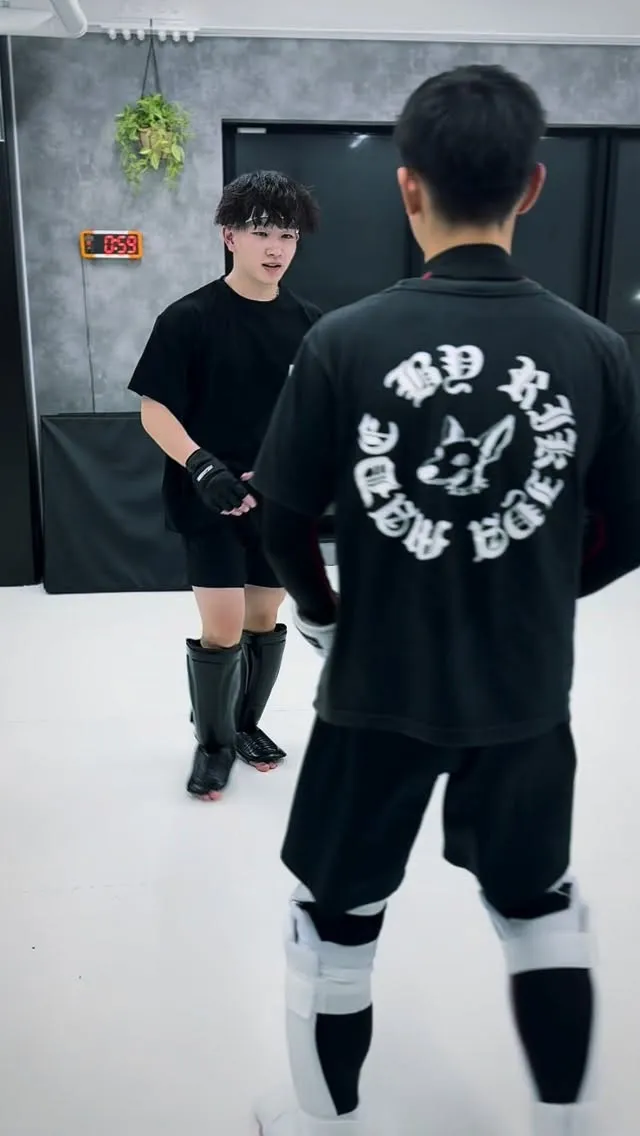 やたら手触ってくるから距離遠くしてやった💢