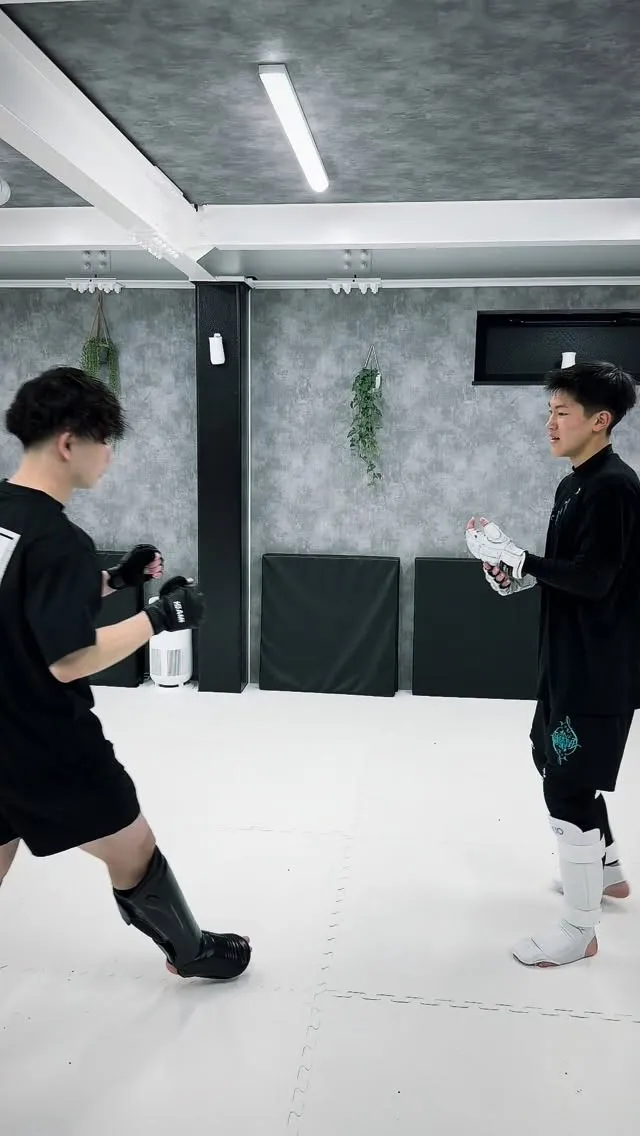 サウスポーでカーフキックオンパレード🔥