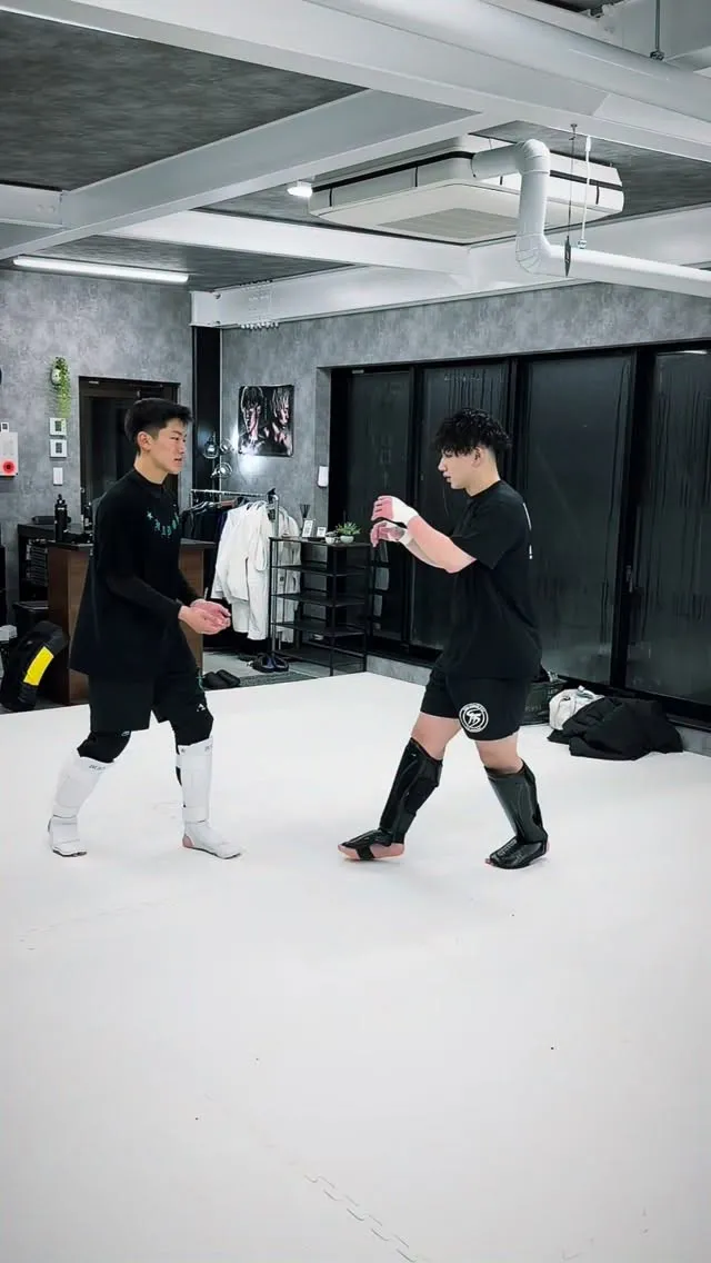 内回し蹴り炸裂⁉️