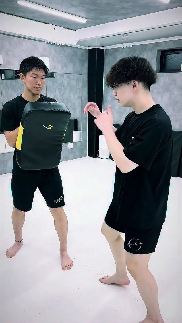 サウスポーから接近戦で使える挟むような膝蹴り💥