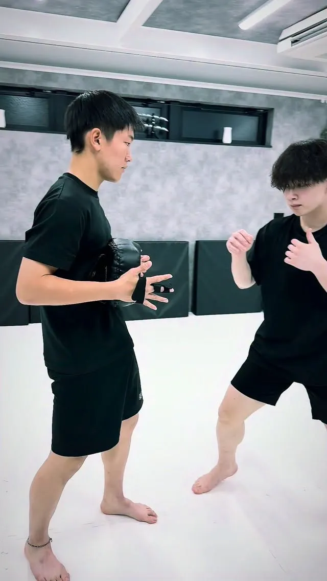 サウスポー直突き👊