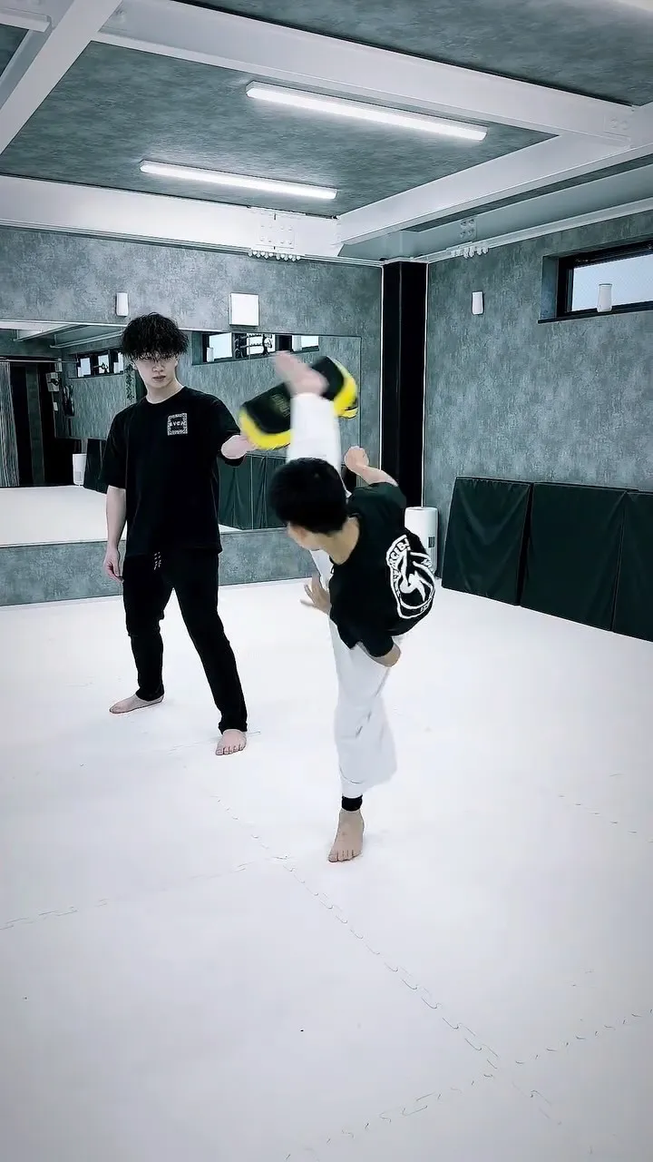 @yo.shi_to44 〝後ろ回し蹴り〟
