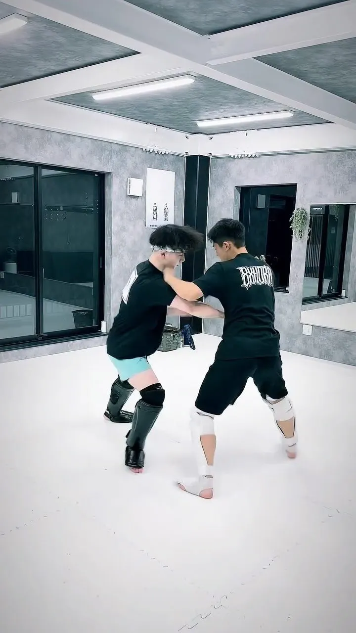 顔面殴打👊直撃🤣