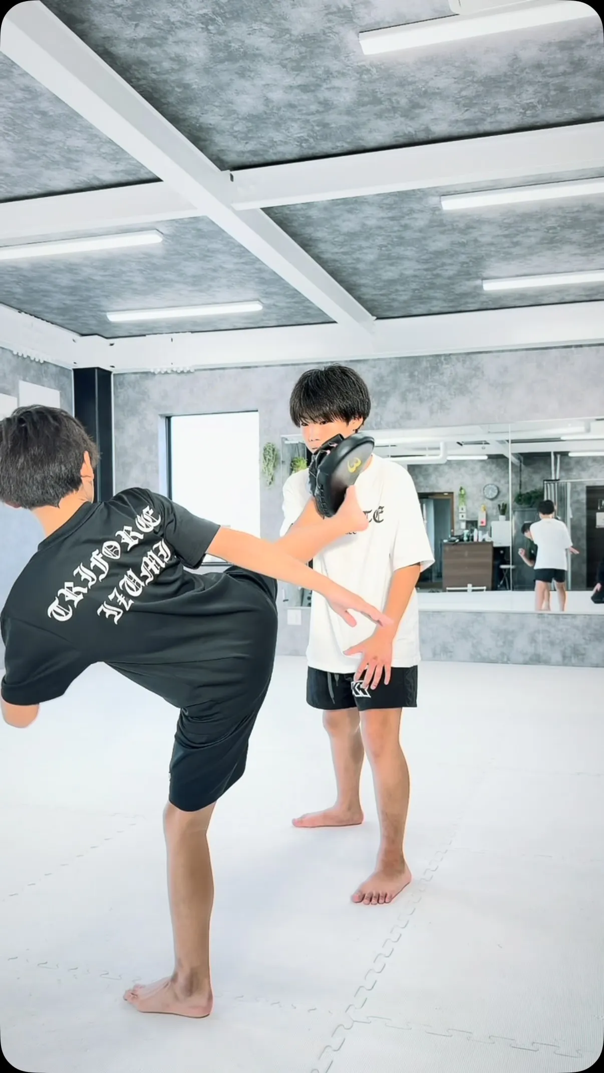 ハイキック〝強打〟